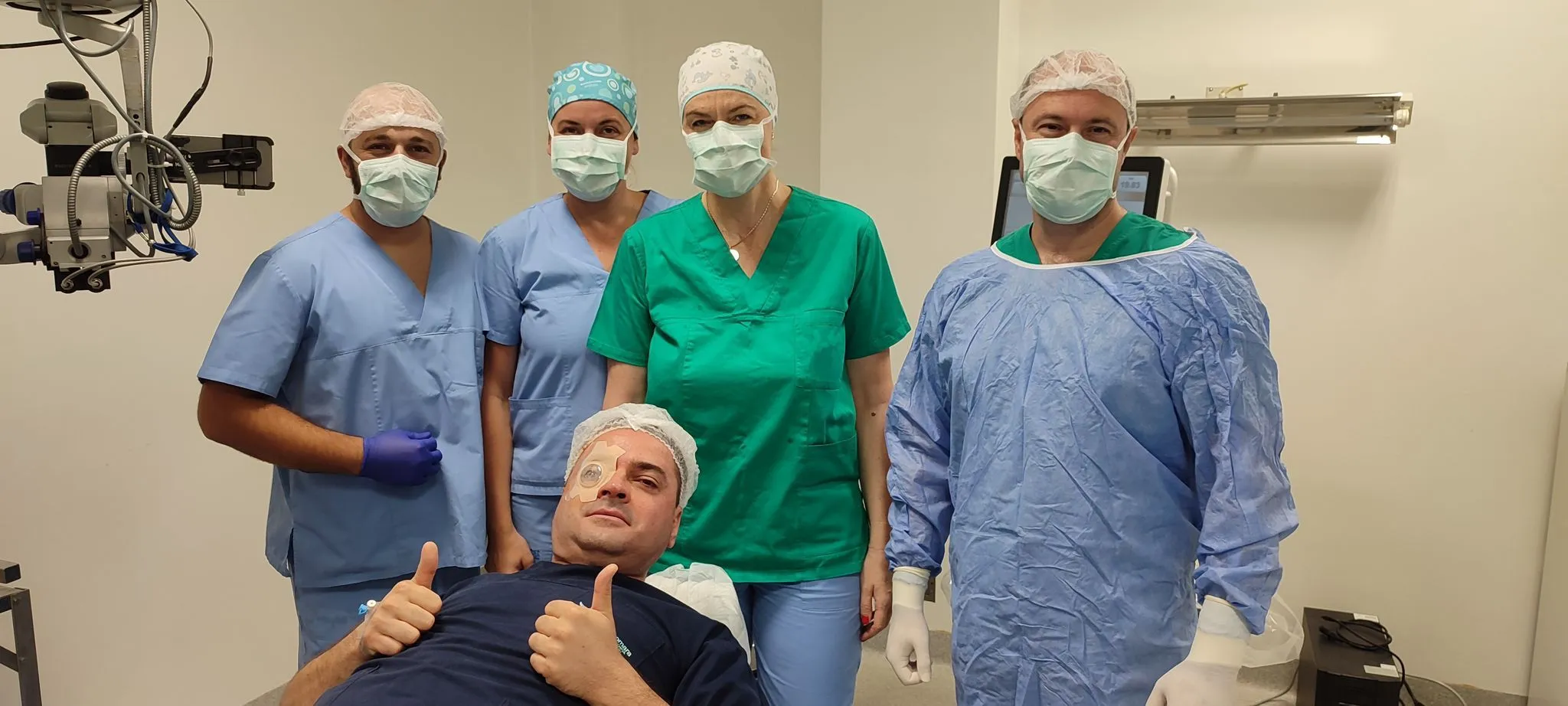 Doktor Bojan Kozomara nakon uspješne operacije sa dr Vesnom i timom